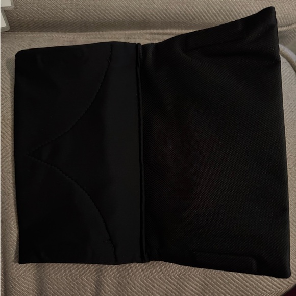 NWOT- magnetic pouch with velcro, 2 pockets inside. Can hook onto something thin - Picture 9 of 9